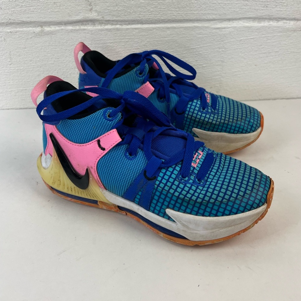Nike LeBron Witness 7 Basketball Shoes, 4Y